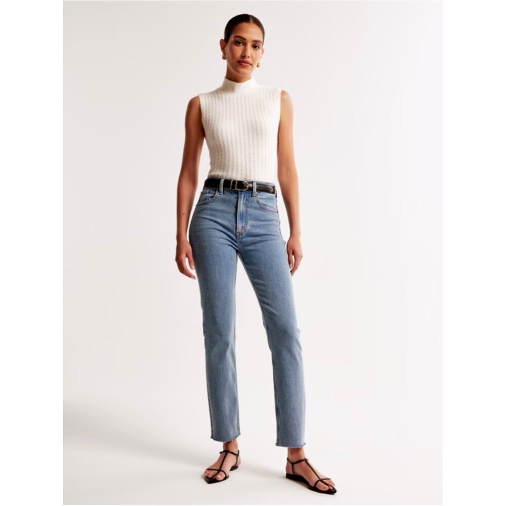 24s Abercrombie & Fitch Light Wash. The Ankle Straight Ultra High Rise
CurveLove